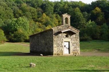 Münzevi Santa Margarita volkanında bir kratere yerleştirildi.