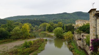 Hendeğin üzerindeki tarihi Katalan şehri Besalu 'ya giden köprü.