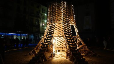 Pireneler 'deki bir kasabada ışık ve ateş festivali