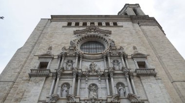 Girona Katedrali Güzel bulutlu ve güneşli bir günde