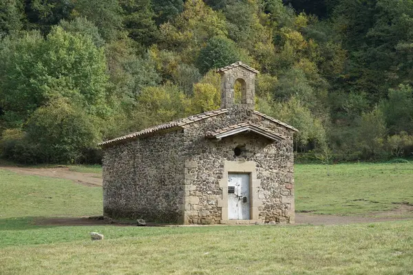 Münzevi Santa Margarita volkanında bir kratere yerleştirildi.