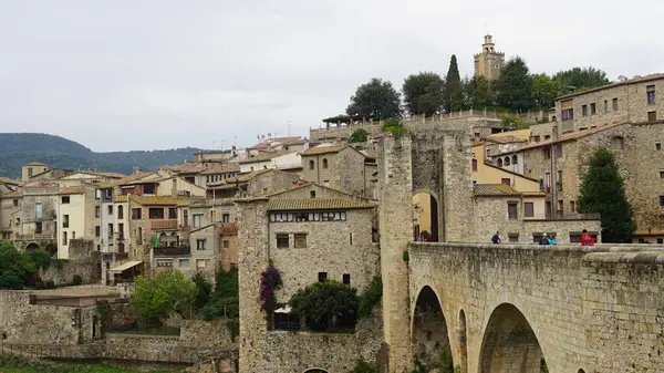 Hendeğin üzerindeki tarihi Katalan şehri Besalu 'ya giden köprü.