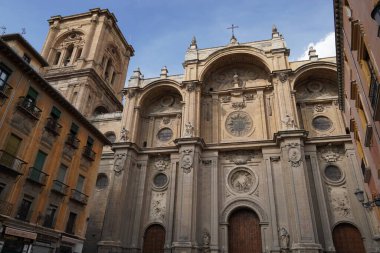 İspanya 'da kilise ve katedral dolu Granada sokakları