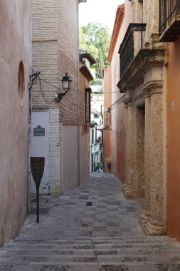 İspanya 'da kilise ve katedral dolu Granada sokakları