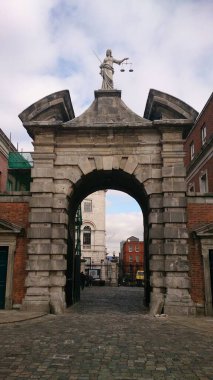 St. Patrick 's Park-Dublin' deki katedral ve park İrlanda 'nın göbeğindeki tarihi St. Patrick Katedrali, İsa Kilisesi Katedrali