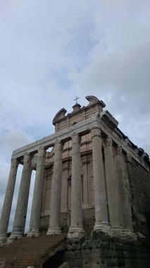 İtalya 'da Roma' da bulutlu bir gökyüzündeki anıtlar