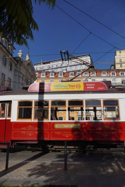 Mavi gökyüzü gününde Lizbon Katedrali çevresinde trafik