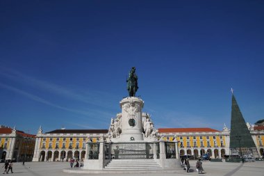 Ticaret Meydanı ya da Praca do Comercio at üstündeki kral Dom Jose I heykeliyle sembolik olarak yoluna çıkan yılanları eziyor..