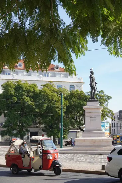 Mavi gökyüzünde Lisboa sokaklarında heykel