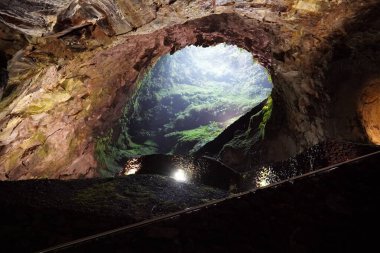 Portekiz 'in Azores kentindeki Terceira adasındaki tarlalara bak.