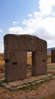 Bolivya 'daki antik Tiwanaku şehrinin kalıntıları ve taş heykeller.