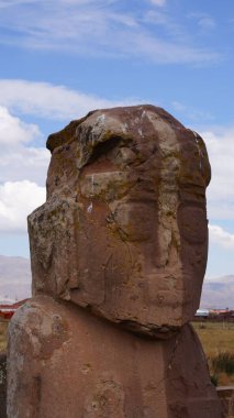 Bolivya 'daki antik Tiwanaku şehrinin kalıntıları ve taş heykeller.