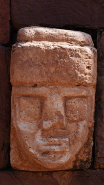 Bolivya 'daki antik Tiwanaku şehrinin kalıntıları ve taş heykeller.