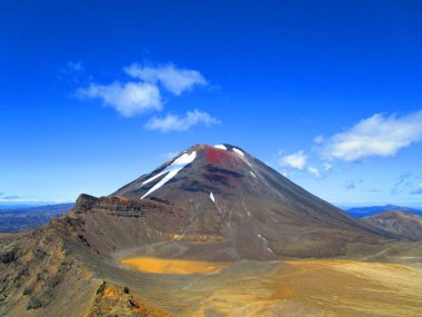 Tongariro Alpleri Yeni Zelanda 'yı üç gölle geçiyor.