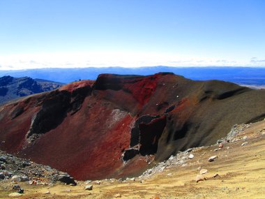 Tongariro Alpleri Yeni Zelanda 'yı üç gölle geçiyor.