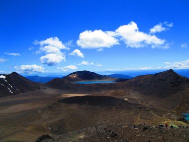 Tongariro Alpleri Yeni Zelanda 'yı üç gölle geçiyor.