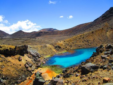 Tongariro Alpleri Yeni Zelanda 'yı üç gölle geçiyor.