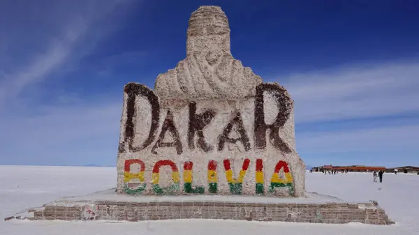 Bayraklı Dakar Rallisi Bolivya Anıtı, Uyuni Tuz Düzlükleri (Salar de Uyuni), Uyuni, Bolivya, Güney Amerika