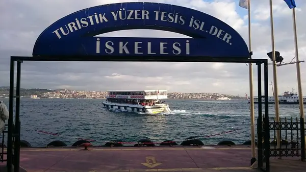 Boğaz 'da feribot trafiği - İstanbul, Türkiye' de Galata Kulesi ve modern binaların bulunduğu kıyı kenti - İstanbul 'da eski feribot (buharlı vapur) ile deniz yolculuğu
