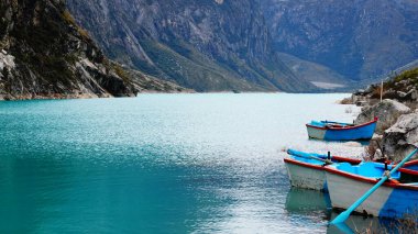 Lake Paron and the mountain who inspired the logo of Paramount Pictures in Peru. clipart