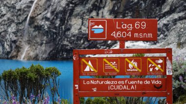 Laguna 69 'da, dağların arasında, gölcük 60' a giden güzel bir vadi, Peru.