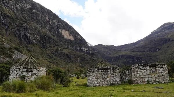 Laguna 69 'da, dağların arasında, gölcük 60' a giden güzel bir vadi, Peru.