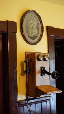 Eski binaların içinde Calgary 's Heritage Park' tan güzel Kanada 'daki Alberta manzarası var.