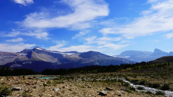 İngiliz Kolombiyası 'ndaki Yoho Ulusal Parkı' nın Dağ ve Nehir Manzarası