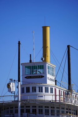 Kanada Whitehorse 'da SS Klondike ve Yukon Nehri manzarası