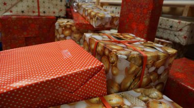 Kurdeleli hediye kutuları, yapıştırma veya etiket sunumu için yeri olan hediye paketleri, hediye paketleme konsepti.