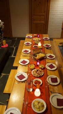 Şık ve zarif bir Noel yemeği masası. Güzel Laponya 'da