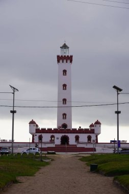Şili La Serena çok bulutlu bir günde muazzam deniz feneri