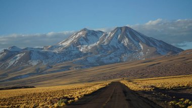 Şili 'deki Laguna Tuyajto' ya giden Atakama Çölü Altiplano istikametinde.