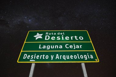 Şili 'de yeni ay gecesinde Atakama Çölü üzerinde Samanyolu