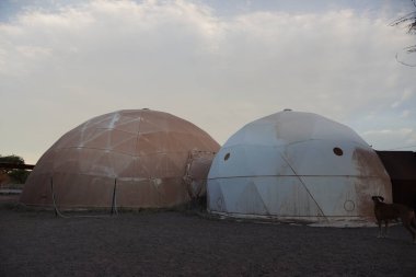 San Pedro de Atacama 'daki bir arazide jeodezik Kubbe Meteorit Müzesi