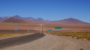 Atacama Çölü 'ndeki yol Şili' deki Arjantin sınırına gidiyor.