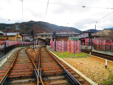 Japonya 'da kısa bir yolculuk için Kyoto' daki küçük tren istasyonu