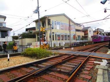 Japonya 'da kısa bir yolculuk için Kyoto' daki küçük tren istasyonu