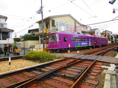 Japonya 'da kısa bir yolculuk için Kyoto' daki küçük tren istasyonu