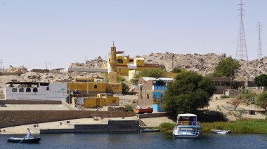 Geleneksel Nubian köyü sokaklarından geçen Nil, Afrika, Mısır, Aswan