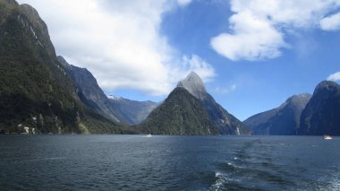Milford Sound in Fiordland Şelaleleri ve gökkuşağı Yeni Zelanda