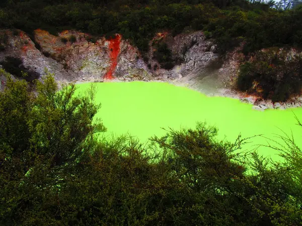 Sülfür Havuzu termal gölü, Wai-O-Tapu Termal Harikalar Diyarı, Rotorua, Yeni Zelanda