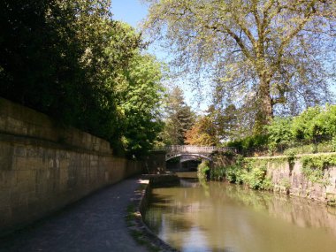 BATH, ENGLAND, Bath şehrinin tarihsel ilgi alanı olan kimliği belirsiz kişilerle banyo yapar. Ev umumi banyo için iyi korunmuş bir Roma sahası..