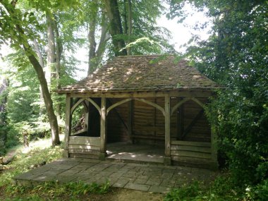 BATH, ENGLAND, Bath şehrinin tarihsel ilgi alanı olan kimliği belirsiz kişilerle banyo yapar. Ev umumi banyo için iyi korunmuş bir Roma sahası..