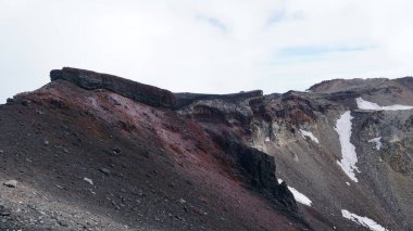 Fuji Dağı Japonya 'nın en yüksek zirvesinde yaz mevsiminde yürüyüş yapar.