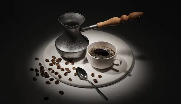 Свежий Черный Кофе Кружке Вылитой Старого Кофейника Кофейные Зерна Столе — стоковое фото
