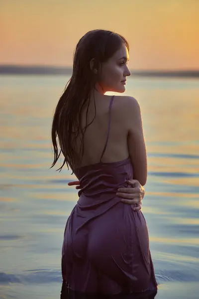Hermosa Mujer Joven Agua Del Lago Vestido Verano Atardecer Retrato — Foto de Stock