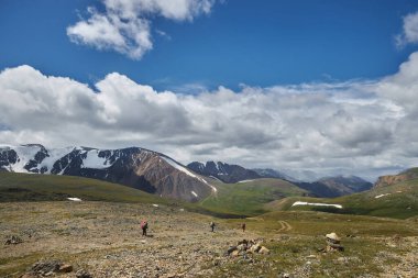 Dağ tepelerinin muhteşem Alp manzarası, bir dağ vadisi manzarası, yazın vadi manzarası. Yürüyüş, vahşi doğa.