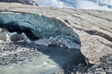 Moğolistan 'ın inanılmaz dağları, dağ vadisi nehrinin manzarası, yazın vadi manzarası. Yürüyüş, vahşi yaşam, buz zirvesi