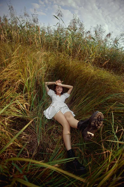 Romantische Junge Frau Dichten Hohen Gras Auf Dem Feld Verträumt — Stockfoto